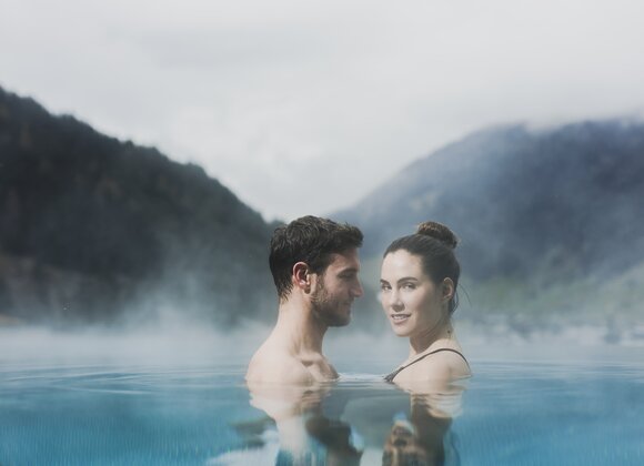 Pärchen im Hotel mit Infinity Pool