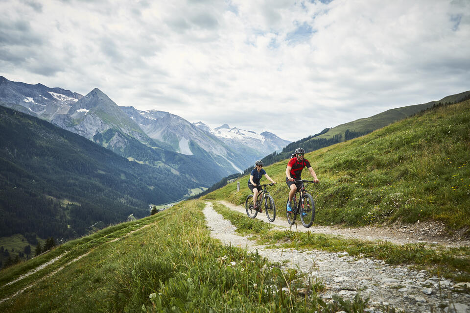Pärchen beim Mountainbiken im Zillertal