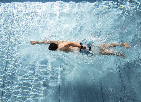 Tuxerhof Pool im Sommer