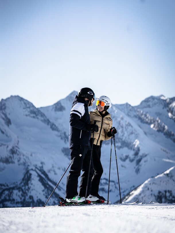 Freunde beim Skifahren im Zillertal