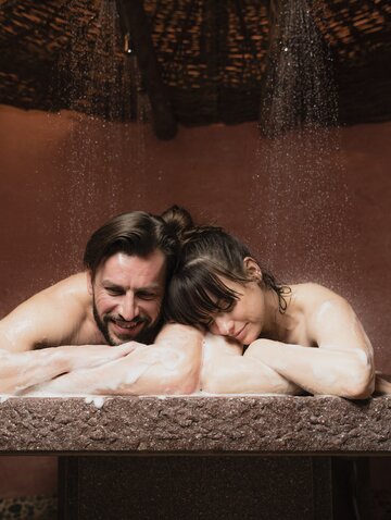 Regendusche im Wellnessbereich