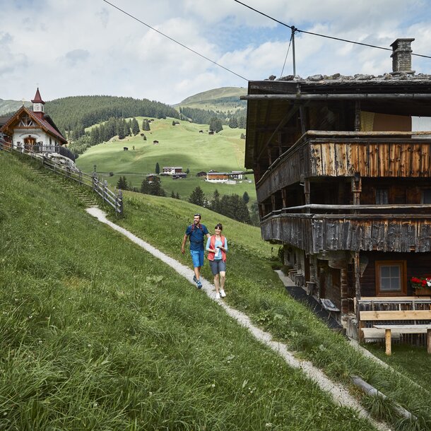 Pärchen bei Almwanderung in Tirol