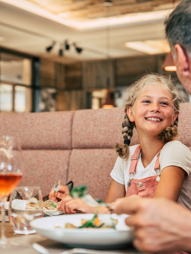 father with daughter eating