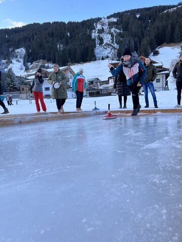 Eisstock schießen mit der Familie