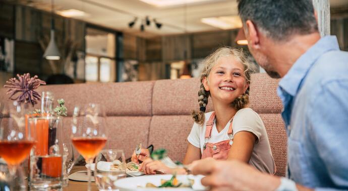 Vater mit Tochter im Urlaub