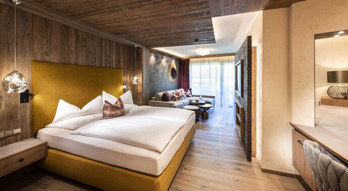 Hotelzimmer mit Couch in Tirol