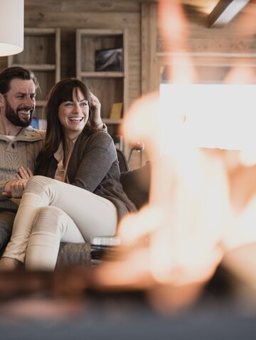 kuscheln am Kamin im Wellnessurlaub