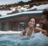 Paar entspannt sich im beheizten Outdoorpool