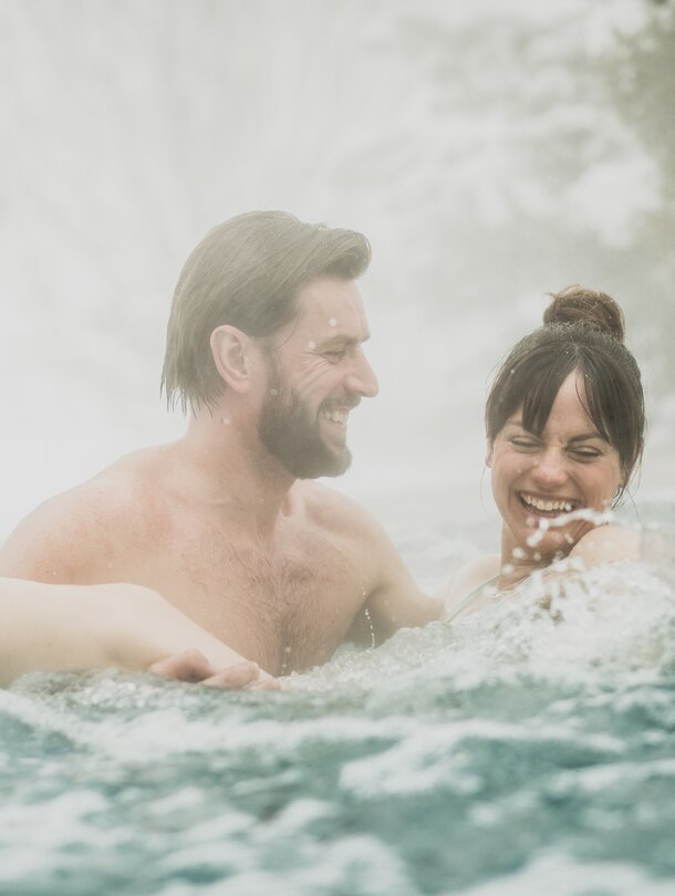 Pärchen im Whirlpool in Tirol