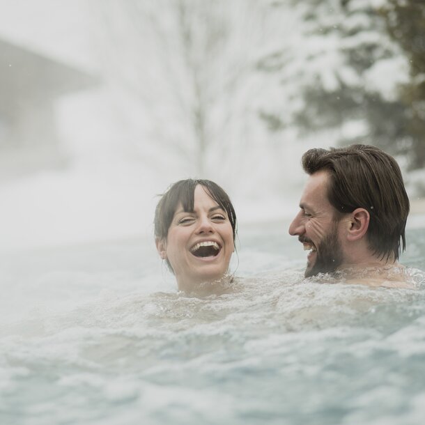 Pärchen im Hotel mit Outdoor Pool