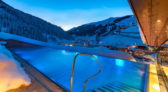 Hotel mit Infinity Pool im Winter