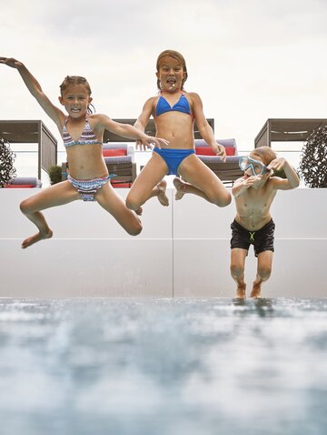 kids fun at the pool in the Zillertal