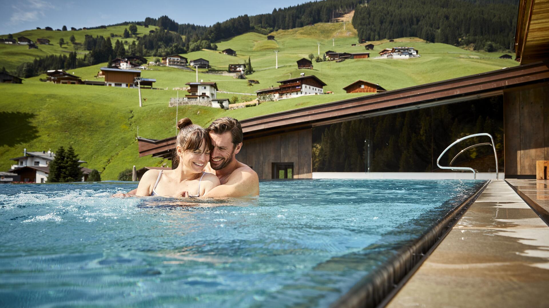 schwimmen im Pool in den Bergen