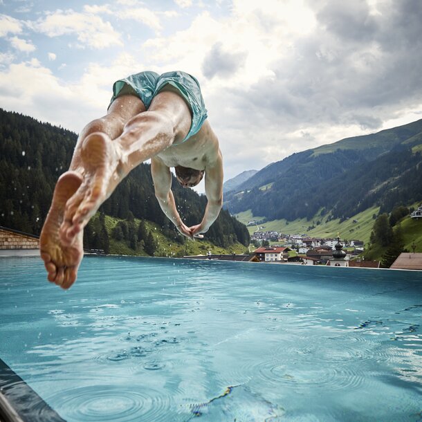 outdoor Pool im Urlaub in Tirol