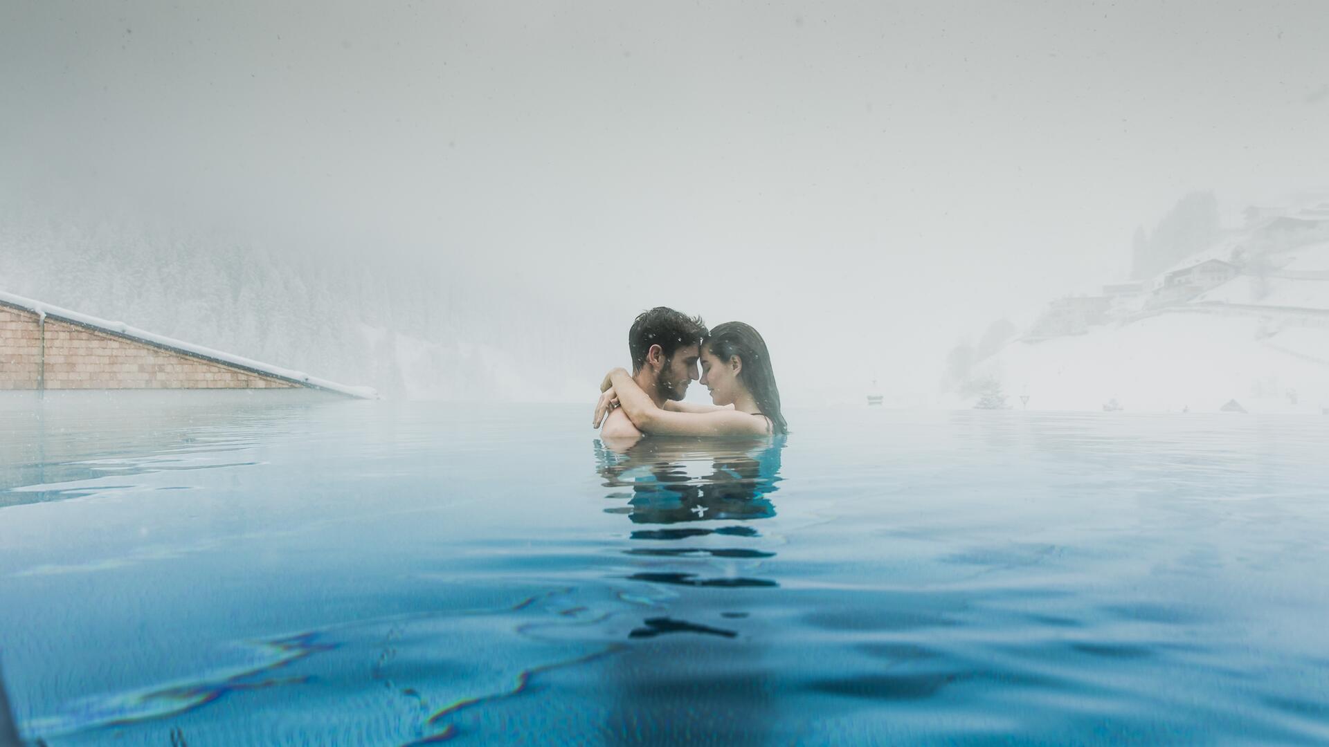 hotel mit outdoor pool im winter 