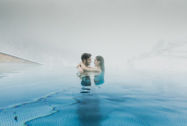 couple infinity pool hotel tuxerhof