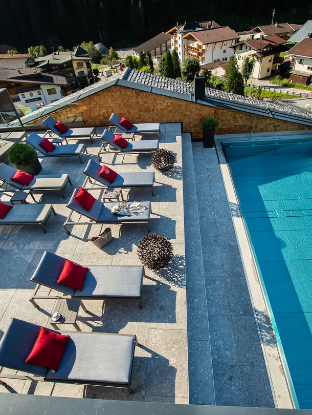 Infinity Pool mit Terrasse