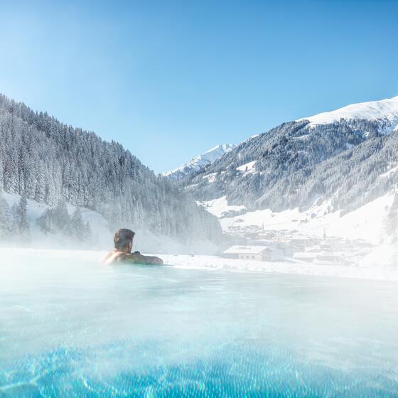 Infinity Pool im Wellnesshotel in Tirol
