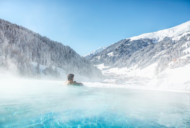 Infinity Pool im Wellnesshotel in Tirol
