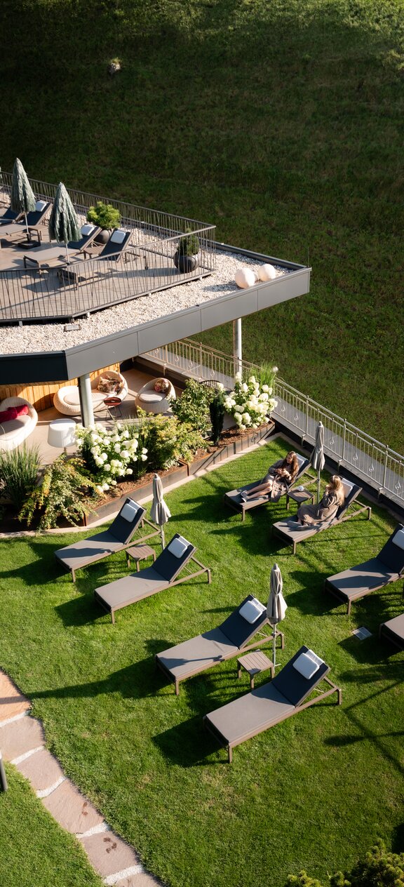 Sonnige Gartenanlage mit zahlreichen Liegen und Ruheplätzen am Tuxerhof
