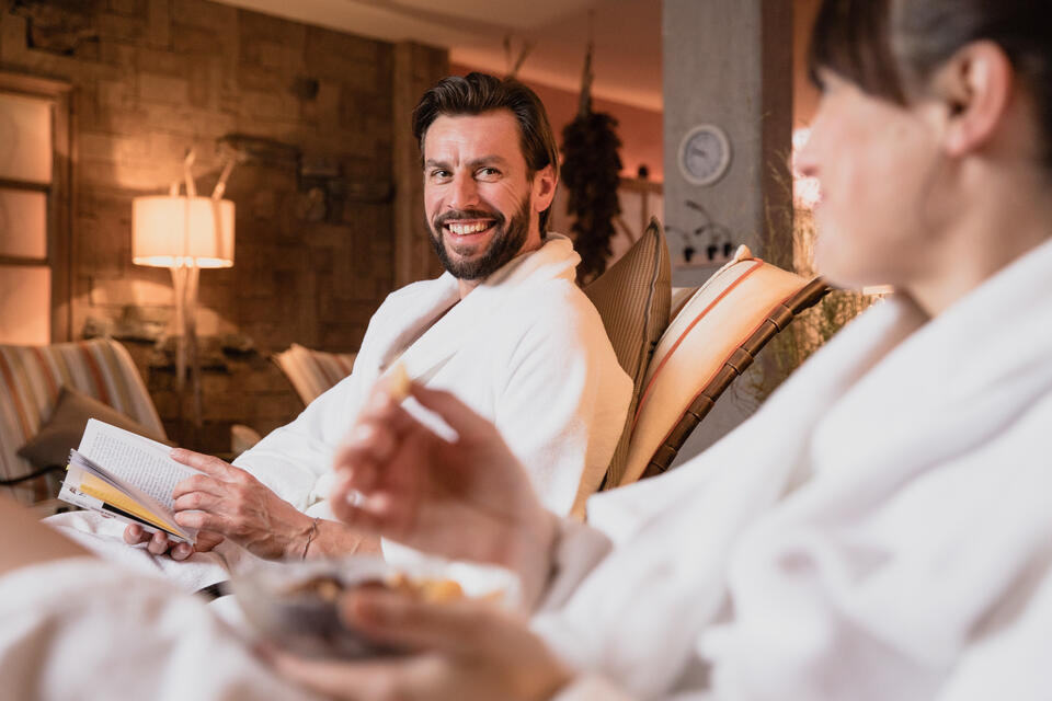 Paar bei Feuermeditation im Hotel