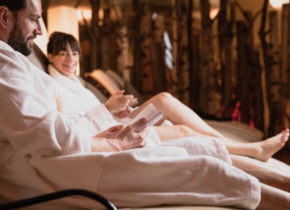 Paar beim Relaxen im Bademantel