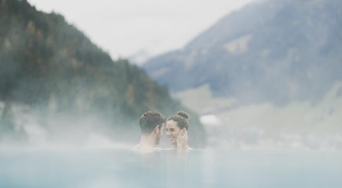 Paar beim Relaxen im Bademantel