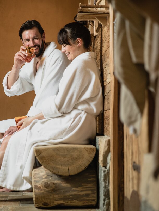 Paar in Bademäntel Wellnesshotel Tirol