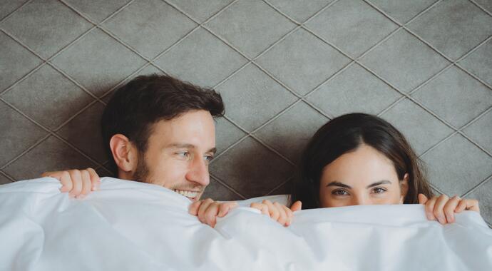 Paar beim Kuscheln im Zimmer in Tux