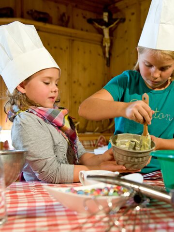 children baking at the Tuxerhof