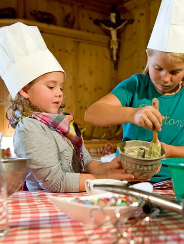 children baking at the Tuxerhof