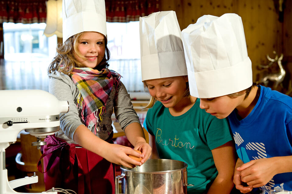 Kinder kochen mit Kinderbetreuer