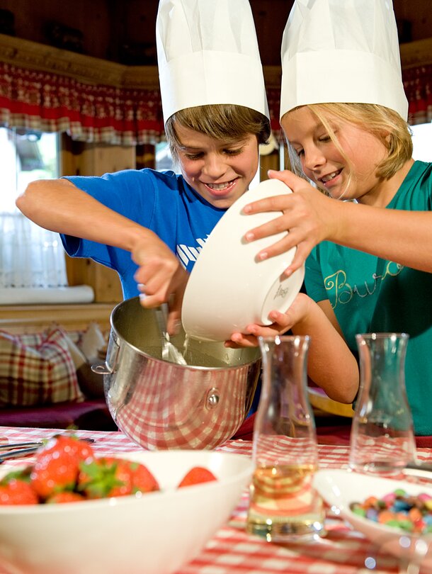 Kinder beim Backen im Familienhotel