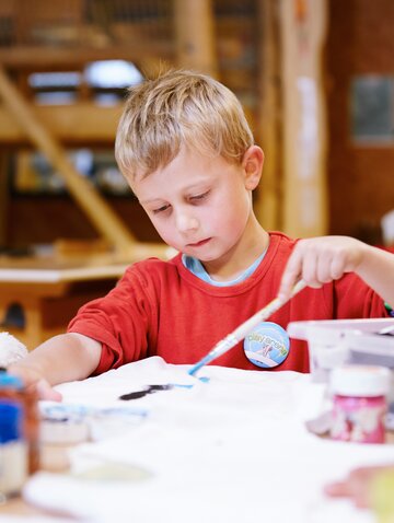 painting in the hotel with childcare