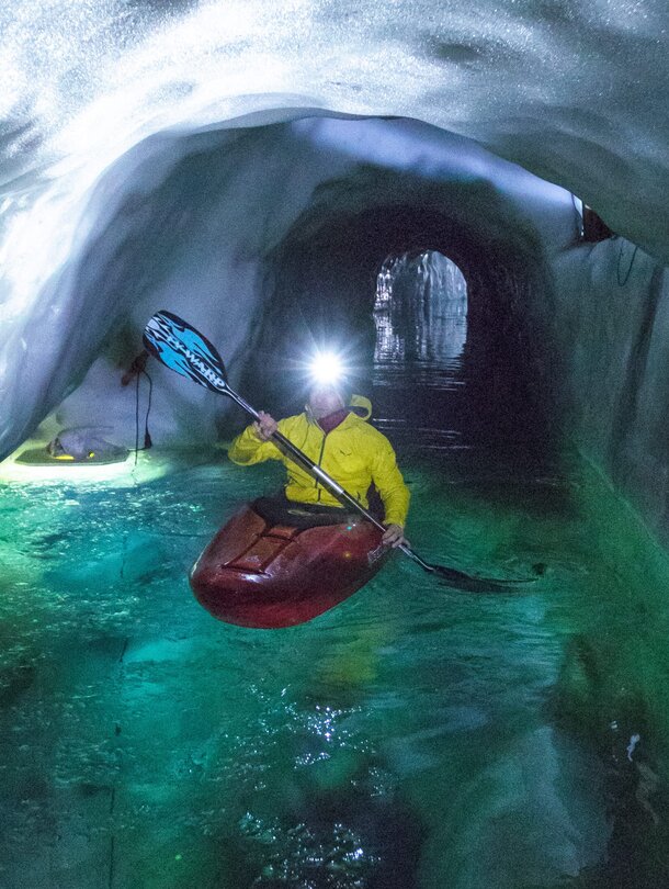 Kajak fahren in Gletscherhöhle