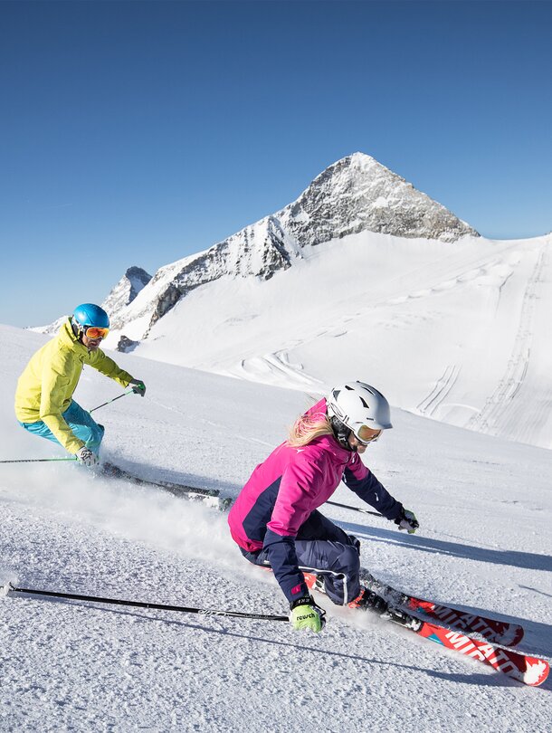 Pärchen beim Skifahren im Zillertal